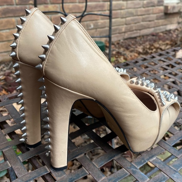 Vince Camuto Jamma Spiked Bow Studs Platform Nude - Picture 3 of 7
